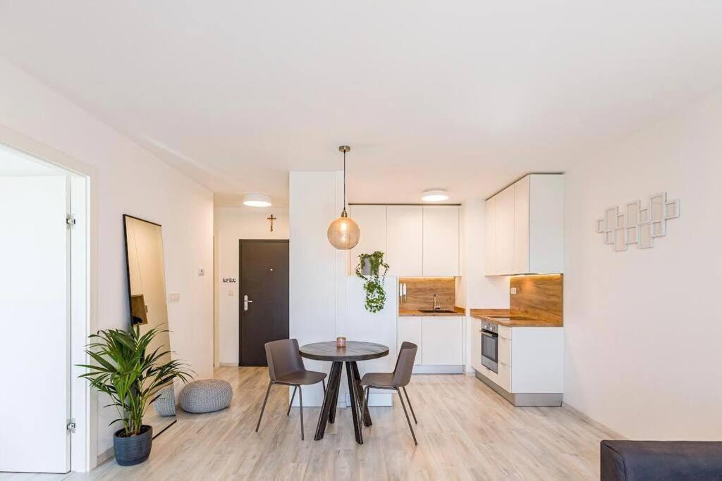 Urban Apartment With Possibility Of Parking Bratislava Bagian luar foto